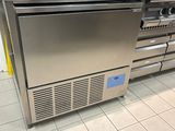 une grande cuisinière en inox au milieu d'une cuisine