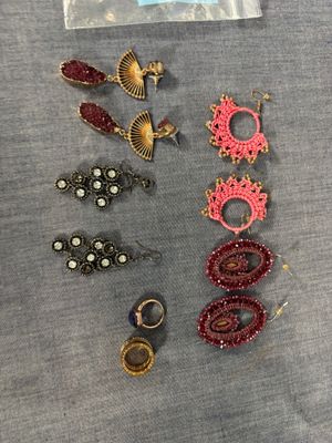 Lot divers bijoux fantaisie dont BO et bague - une bague Mic…