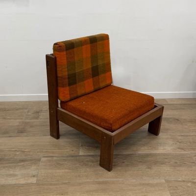 une chaise posée sur un parquet