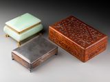 Trois types de boîtes différents sont posés sur une table