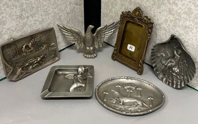 beaucoup d'objets en argent posés sur une table
