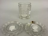 deux plats en verre transparent et un verre posés sur une surface blanche