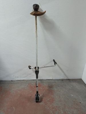 un poteau métallique surmonté d'un chapeau