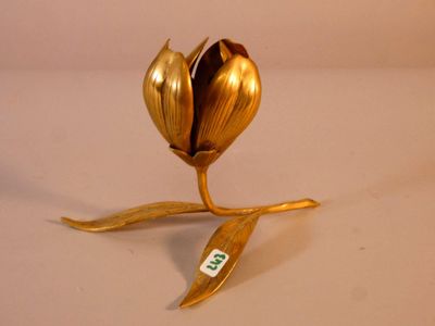 une fleur dorée posée sur une table