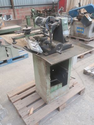 une machine posée sur une palette dans un entrepôt