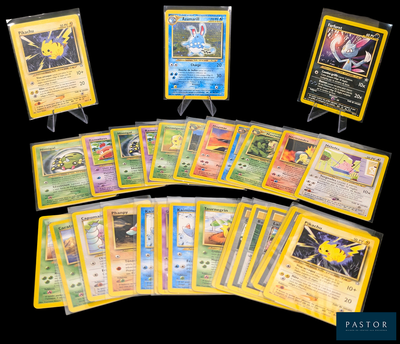 beaucoup de cartes Pokémon posées sur une table