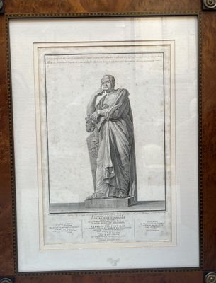une vieille photo représentant une statue d'un homme tenant une canne