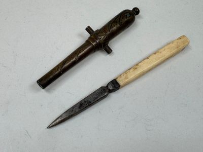 deux types de couteaux différents sur une surface blanche