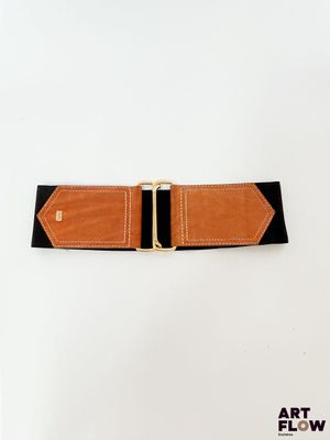 un gros plan d'une ceinture sur une surface blanche