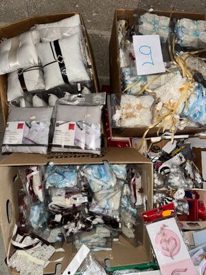 des cartons remplis d'objets divers posés à même le sol