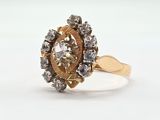 gros plan d'une bague en or avec des diamants sur fond blanc