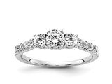 une bague de fiançailles sertie de trois diamants, avec un anneau orné de diamants