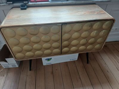 une armoire en bois ornée de motifs dorés