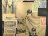 une vieille photo montrant deux femmes debout à côté d'une pile de timbres