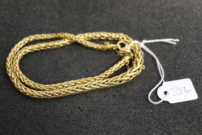 gros plan d'une chaîne en or portant une étiquette de prix