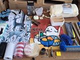 plusieurs objets posés ensemble sur une table