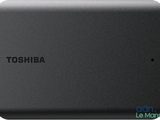 un gros plan d'un appareil portable noir sur lequel figure le mot « Toshiba »