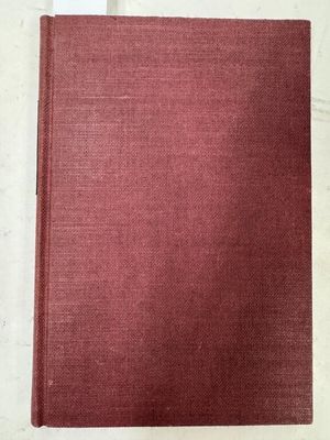 un livre rouge posé sur une table blanche