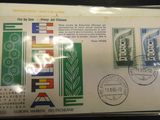 un gros plan d'un morceau de papier avec des timbres dessus