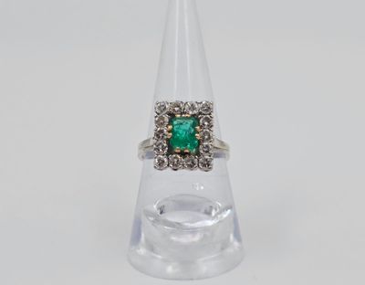 Gros plan sur une bague contenant une pierre verte