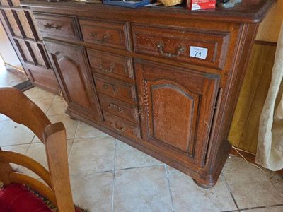 une grande armoire en bois sur laquelle sont posés de nombreux objets