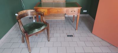 une chaise et un bureau dans un coin de la pièce