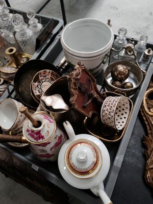 un plateau rempli de tasses à thé et de soucoupes posé sur une table