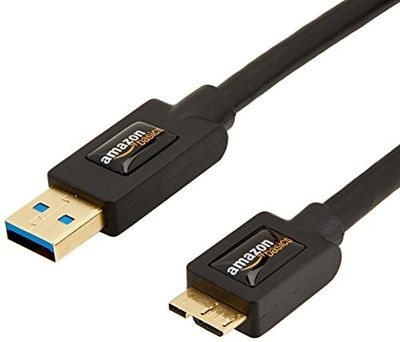 un gros plan d'un câble USB branché à un périphérique externe