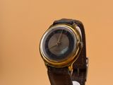 une montre posée sur un support