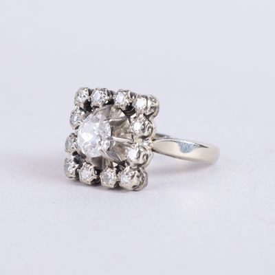 gros plan d'une bague en diamant sur une surface blanche