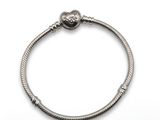 un bracelet en argent orné d'une breloque en forme de cœur