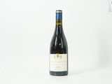 la bouteille de vin est posée sur une surface blanche