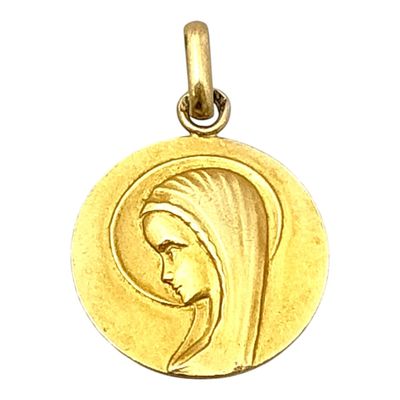 Gros plan sur une médaille d'or portant le visage d'une femme