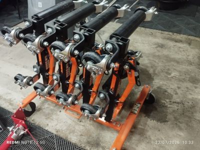 de nombreux types de crics hydrauliques différents sur un chariot