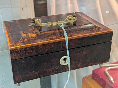une boîte en bois à laquelle est attachée une corde