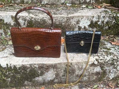 deux sacs à main posés sur des marches