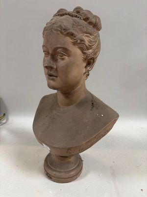 un buste de femme posé sur une table