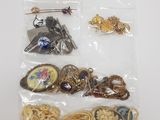 un sac contenant un assortiment de broches posé sur une table