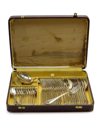 un coffret contenant de l'argenterie, sur fond blanc