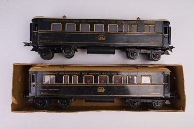 deux petits trains posés dans une boîte sur une table