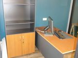 un bureau avec un ordinateur dans le coin d'une pièce