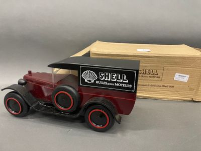 un petit camion jouet avec une caisse en arrière-plan