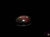 l'image d'un objet rouge et noir dans l'obscurité