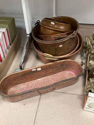 de nombreux bols et casseroles posés par terre les uns à côté des autres