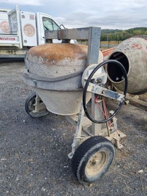 une bétonnière garée au milieu d'un parking