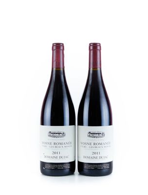 deux bouteilles de vin rouge posées l'une à côté de l'autre sur une surface blanche