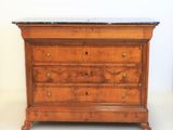 une commode ancienne avec un plateau en marbre sur fond blanc
