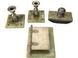 trois bougeoirs anciens en métal et un livre sur fond blanc