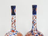 deux vases posés sur une surface blanche