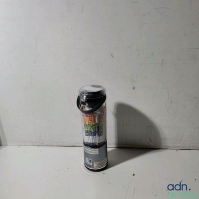 une canette de soda posée sur un plan de travail près d'un mur